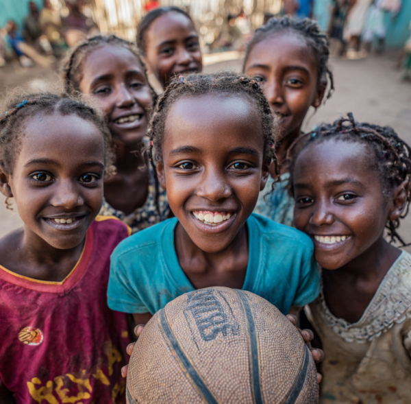 Hailuo_Image_Hazme una foto de ni ñas juegan_482349347454906375